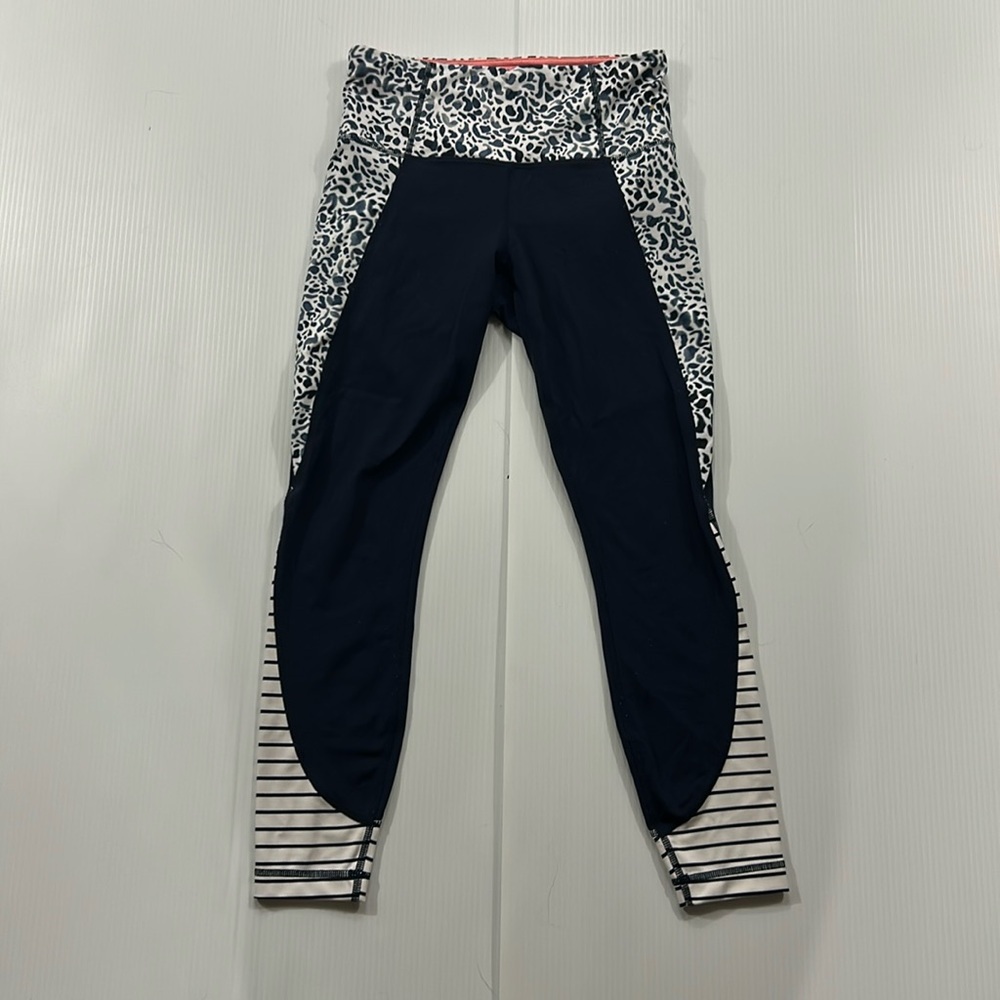 338.‎ Women’s Athleta Black and White Leopard Print Leggings (XS)